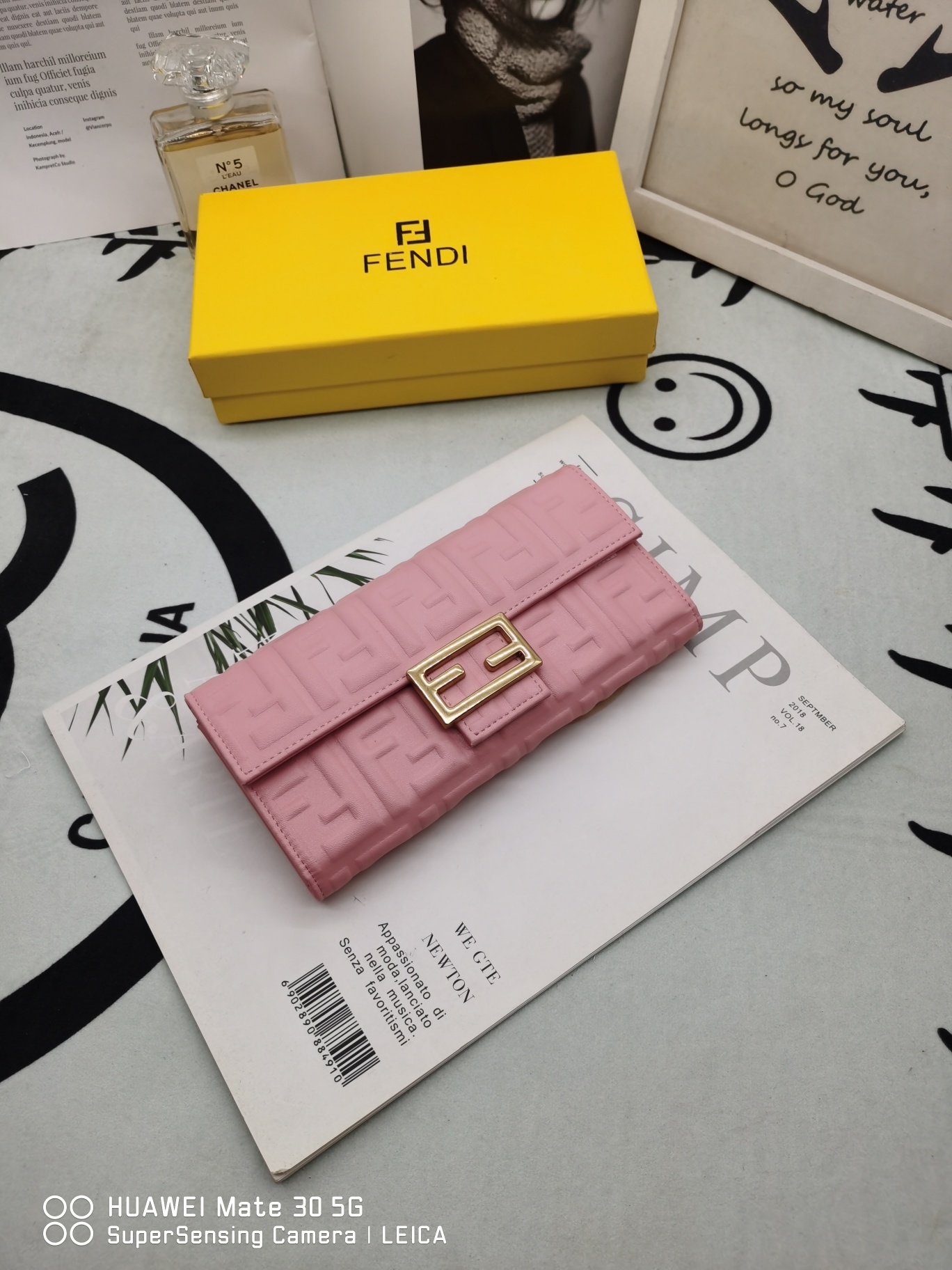 【FENDI】二つ折り財布  19*10*2.5CM -4色