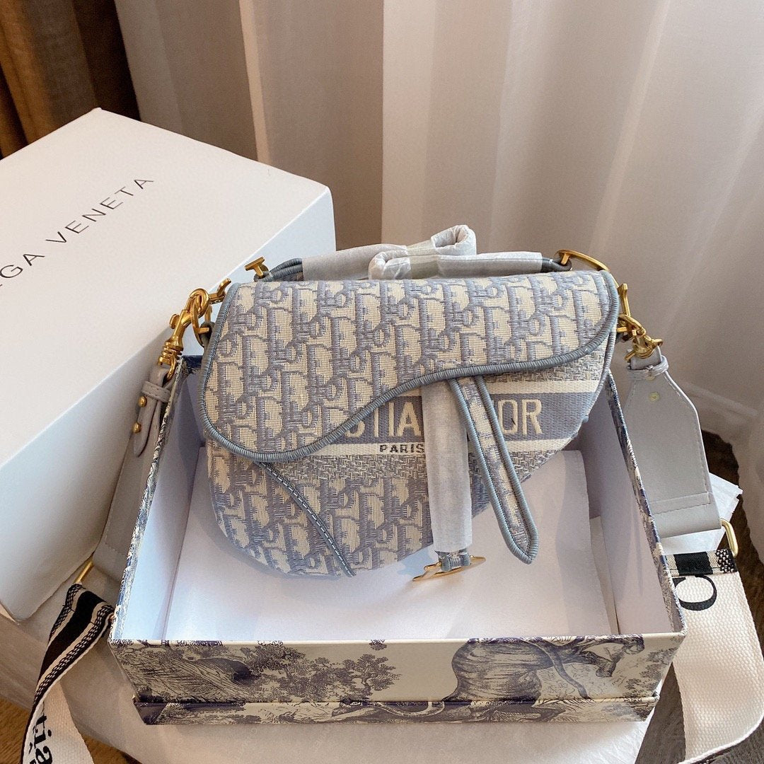 【ディオール】大人気レディースショルダーバッグ · 2色