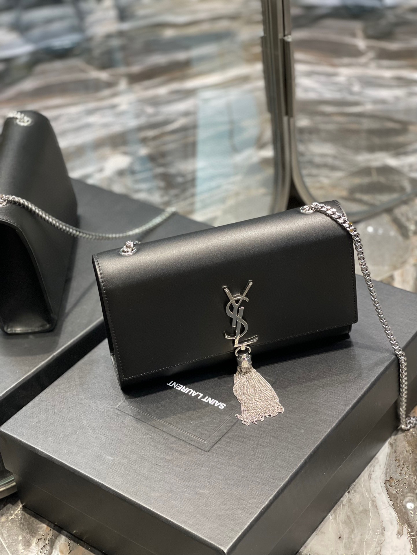 【SAINT LAURENT】  サイズ: 24x14.5x5cm -2色