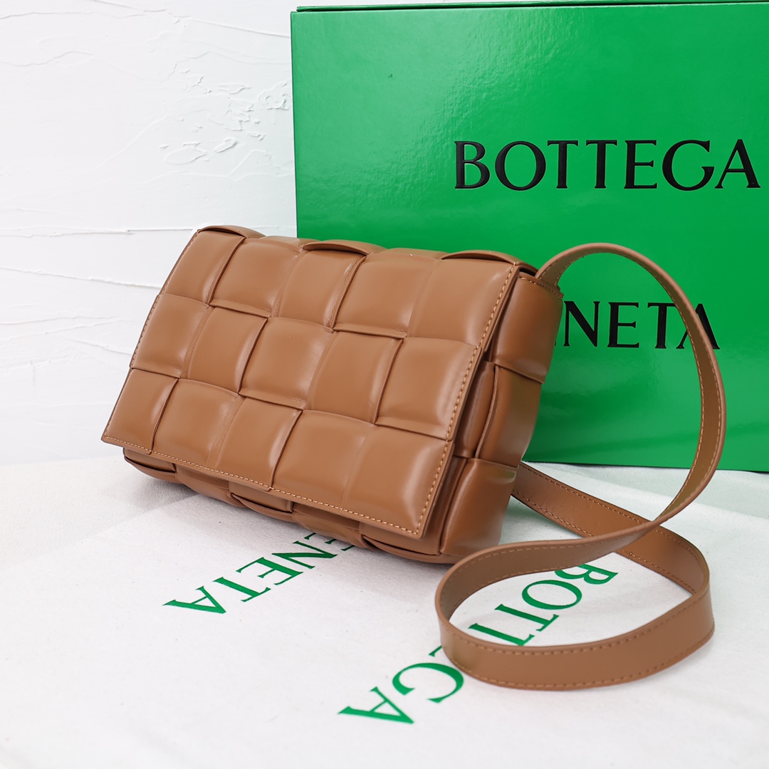 【Bottega Veneta】BV Padded Cassette bag -26*8*18CM -10色