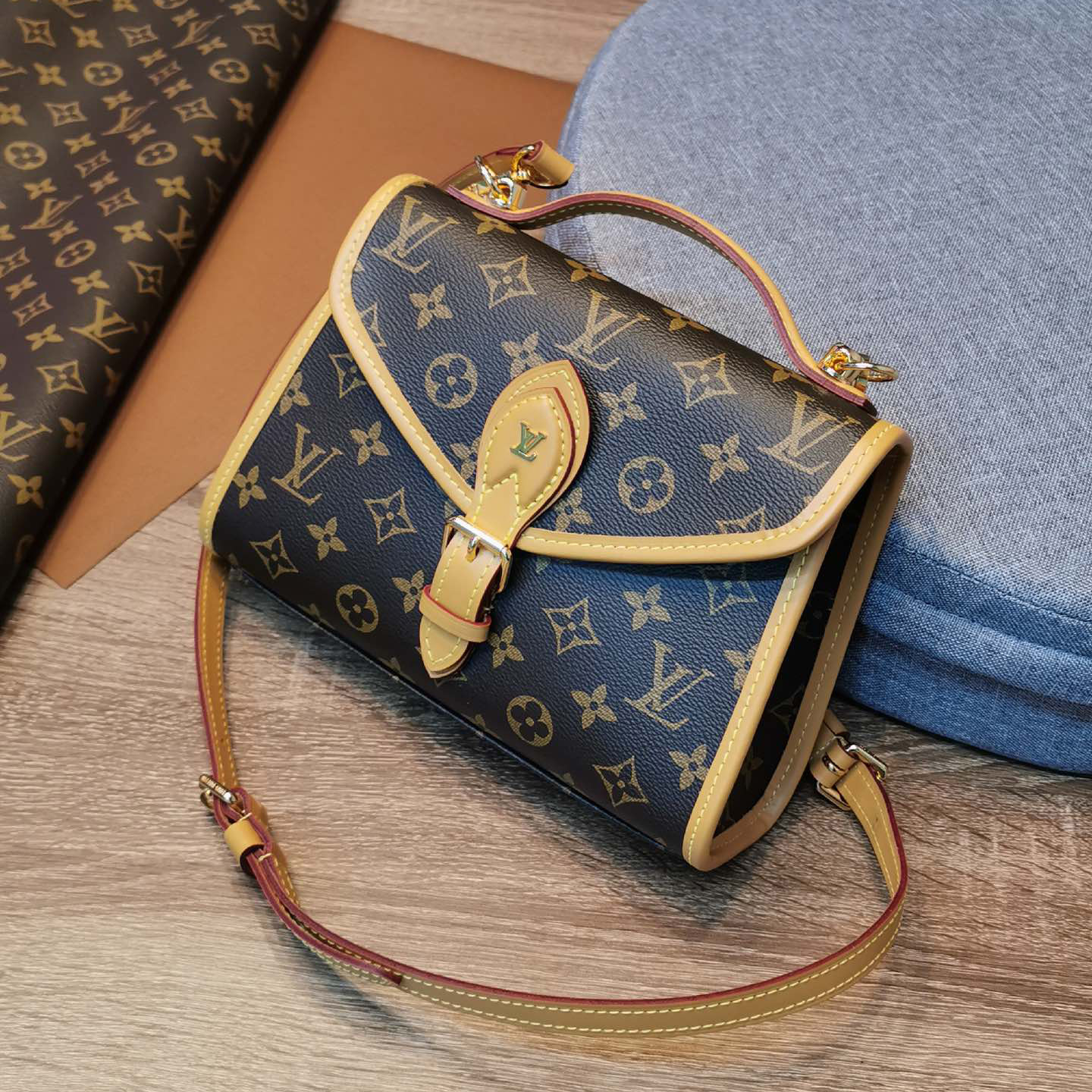 【LOUIS VUITTON】 番号：M44919 サイズ: 23.5 x 18.0 x 9.0 cm
