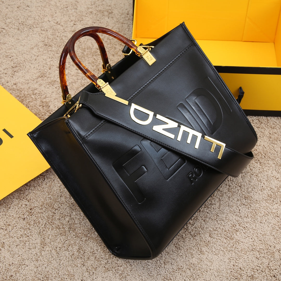 【FENDI】 番号:3363  サイズ: 35x17x31cm  -2色
