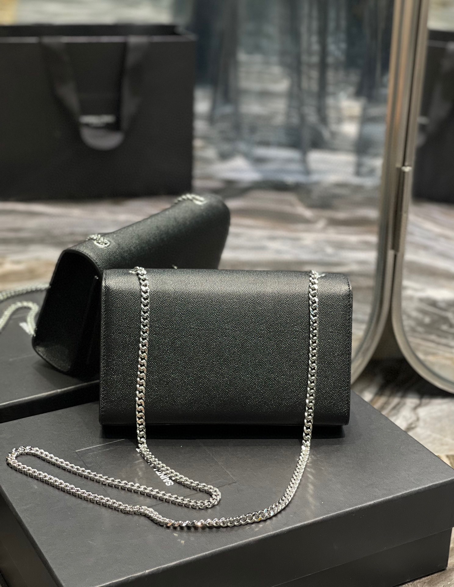 【SAINT LAURENT】  サイズ: 24x14.5x5cm -3色