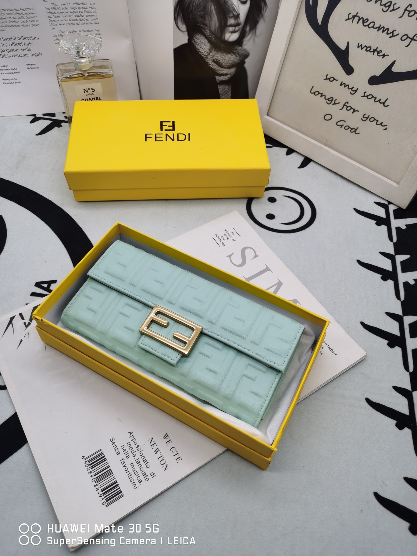 【FENDI】二つ折り財布  19*10*2.5CM -4色