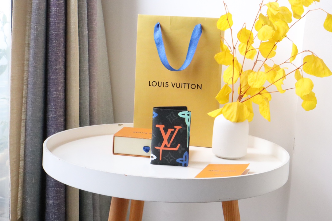【LOUIS VUITTON】Eclipse 7.5 x 11.1 x 1CM -2色