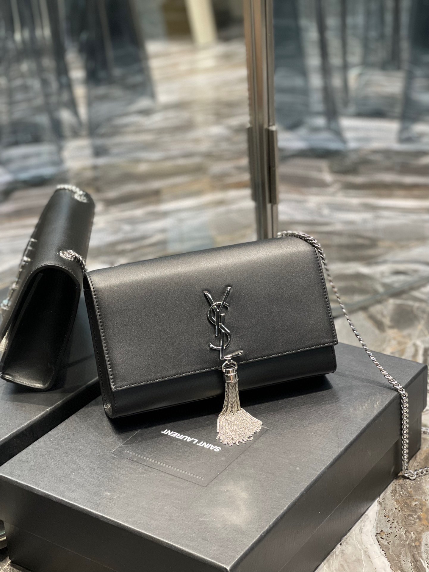【SAINT LAURENT】  サイズ: 24x14.5x5cm -2色
