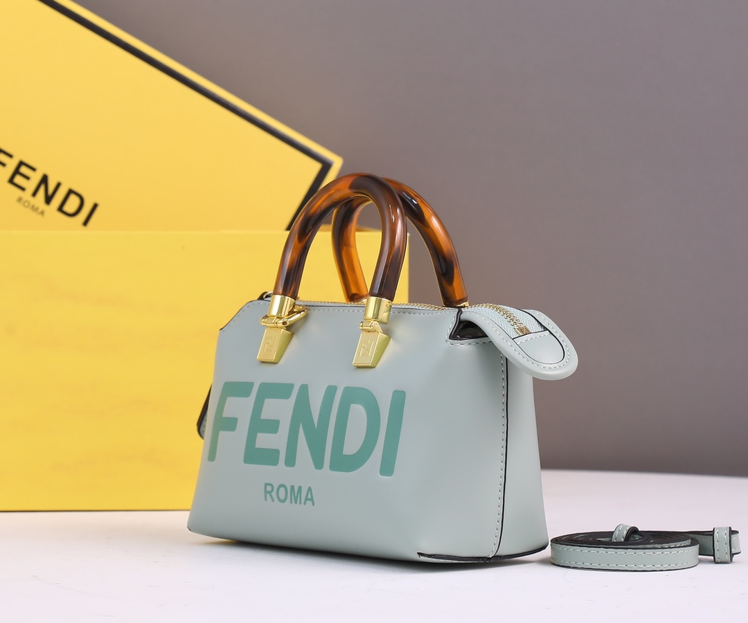 【FENDI】 By The Way Boston  サイズ: 17x8x12 cm -4色