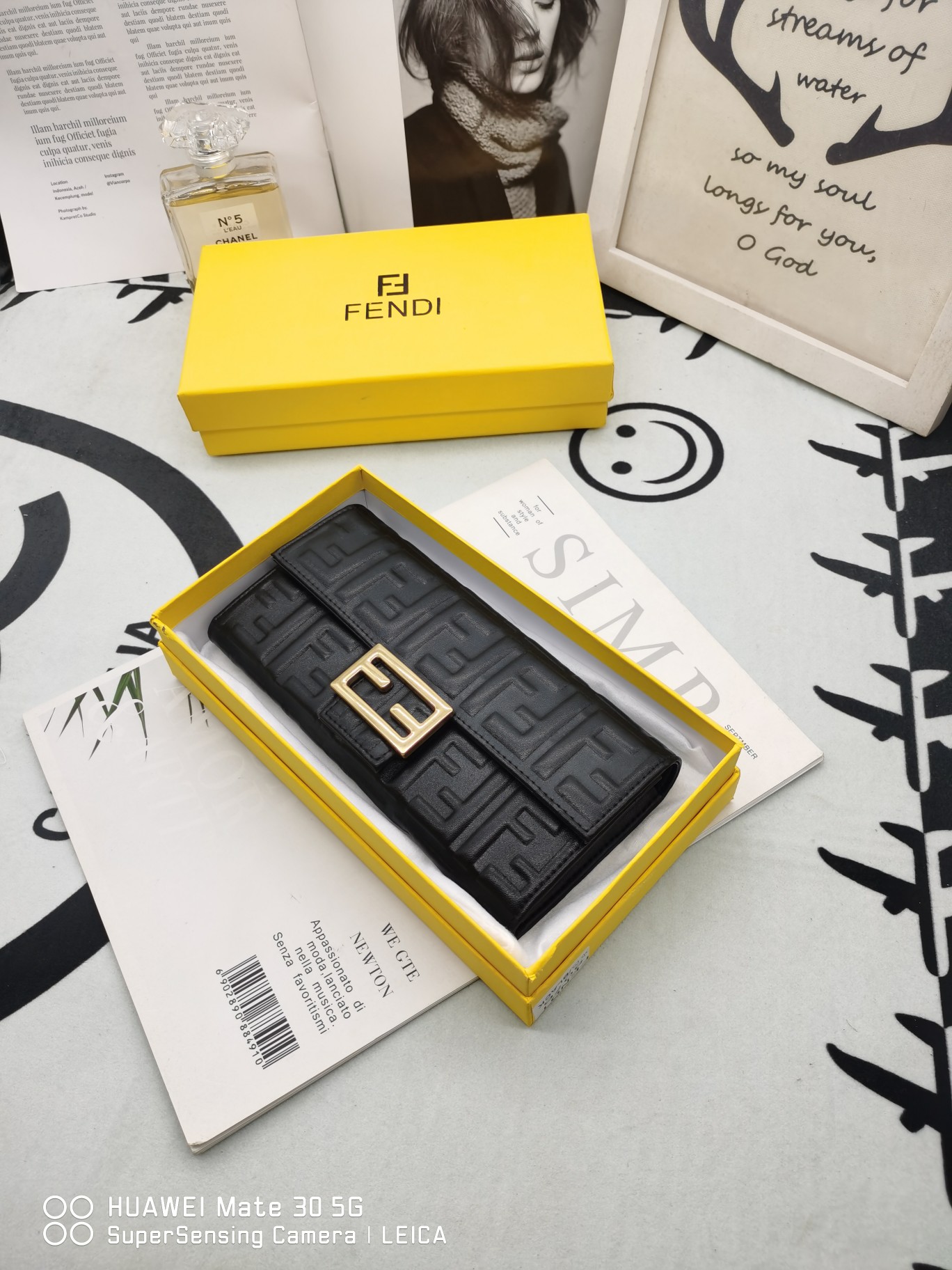 【FENDI】二つ折り財布  19*10*2.5CM -4色