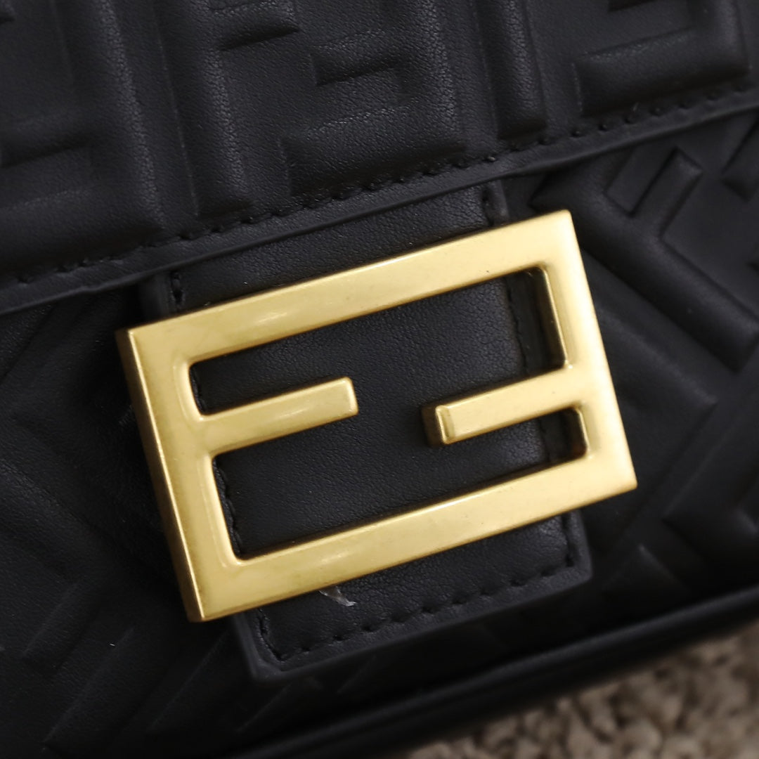 【FENDI】 番号:3304  サイズ:24×7×13cm  -3色