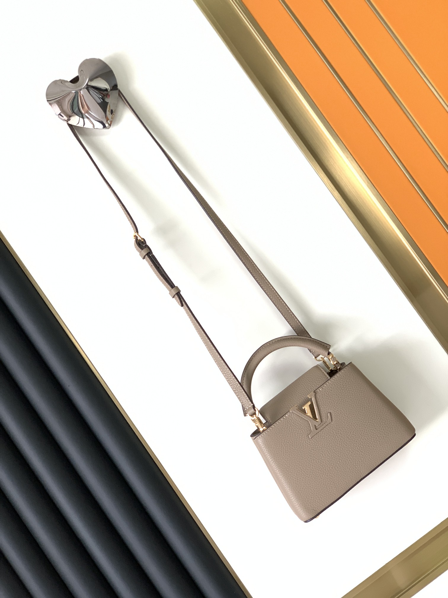 【LOUIS VUITTON】新作人気の Capucines mini  size:21x14x8 cm  -4色