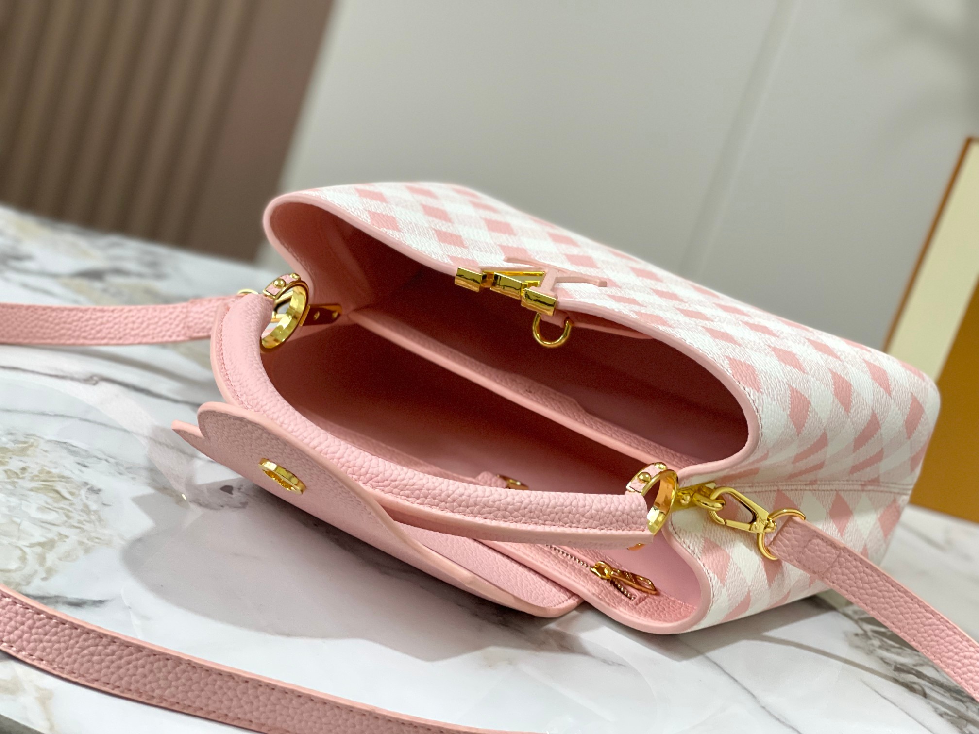 【LOUIS VUITTON】 Capucines -27 x 18x 9CM -2色