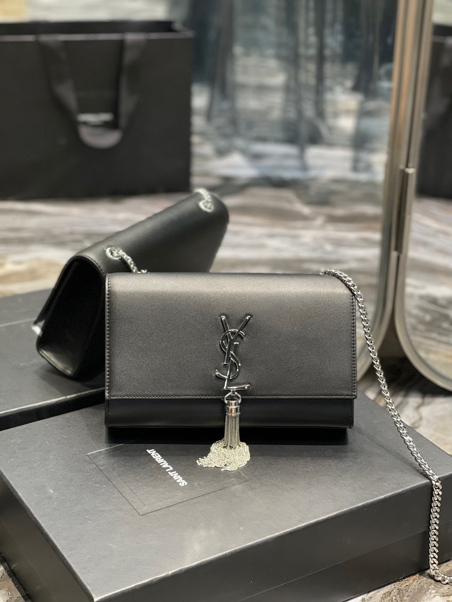 【SAINT LAURENT】  サイズ: 24x14.5x5cm -2色