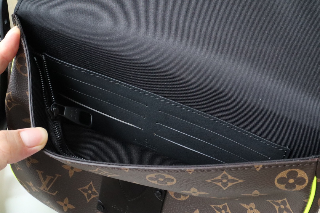 【LOUIS VUITTON】S LOCK 4A    -27 x 21 x 3.5 CM -3色