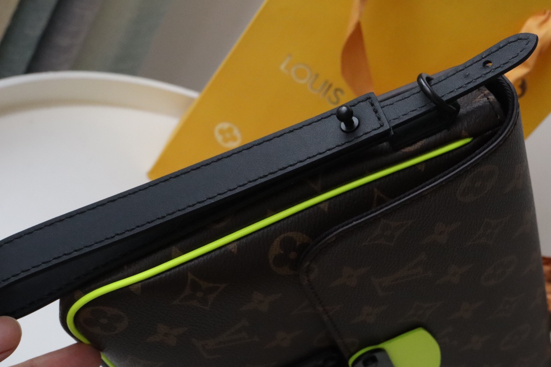 【LOUIS VUITTON】S LOCK 4A    -27 x 21 x 3.5 CM -3色