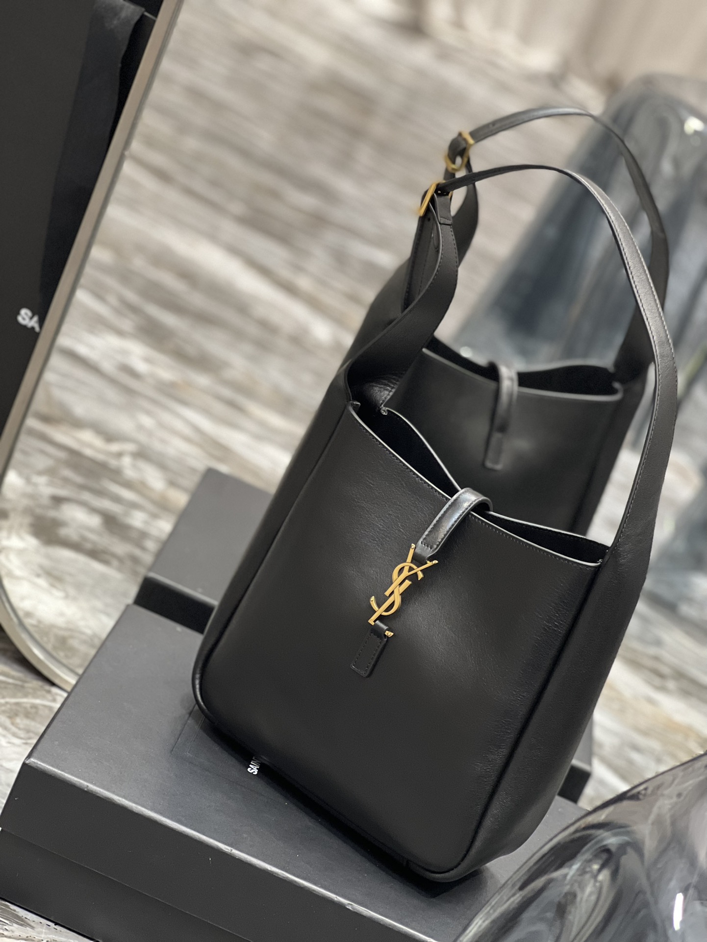 【SAINT LAURENT】  ICARE サイズ: 24×24×10cm