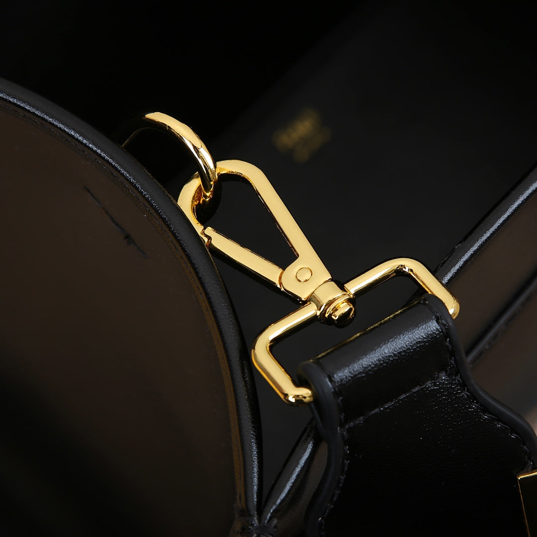 【FENDI】 番号:3363  サイズ: 35x17x31cm  -2色