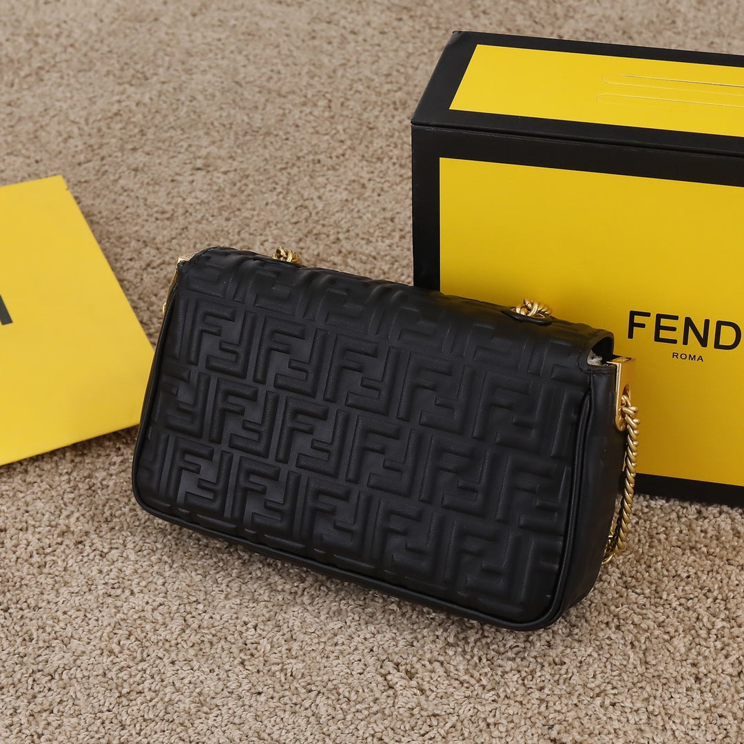 【FENDI】 番号:3304  サイズ:24×7×13cm  -3色