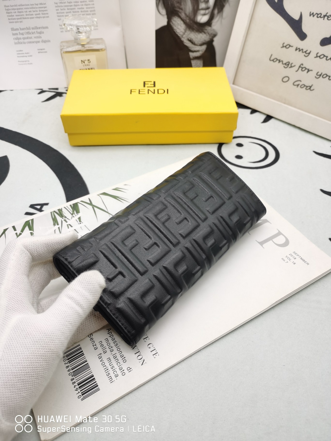 【FENDI】二つ折り財布  19*10*2.5CM -4色