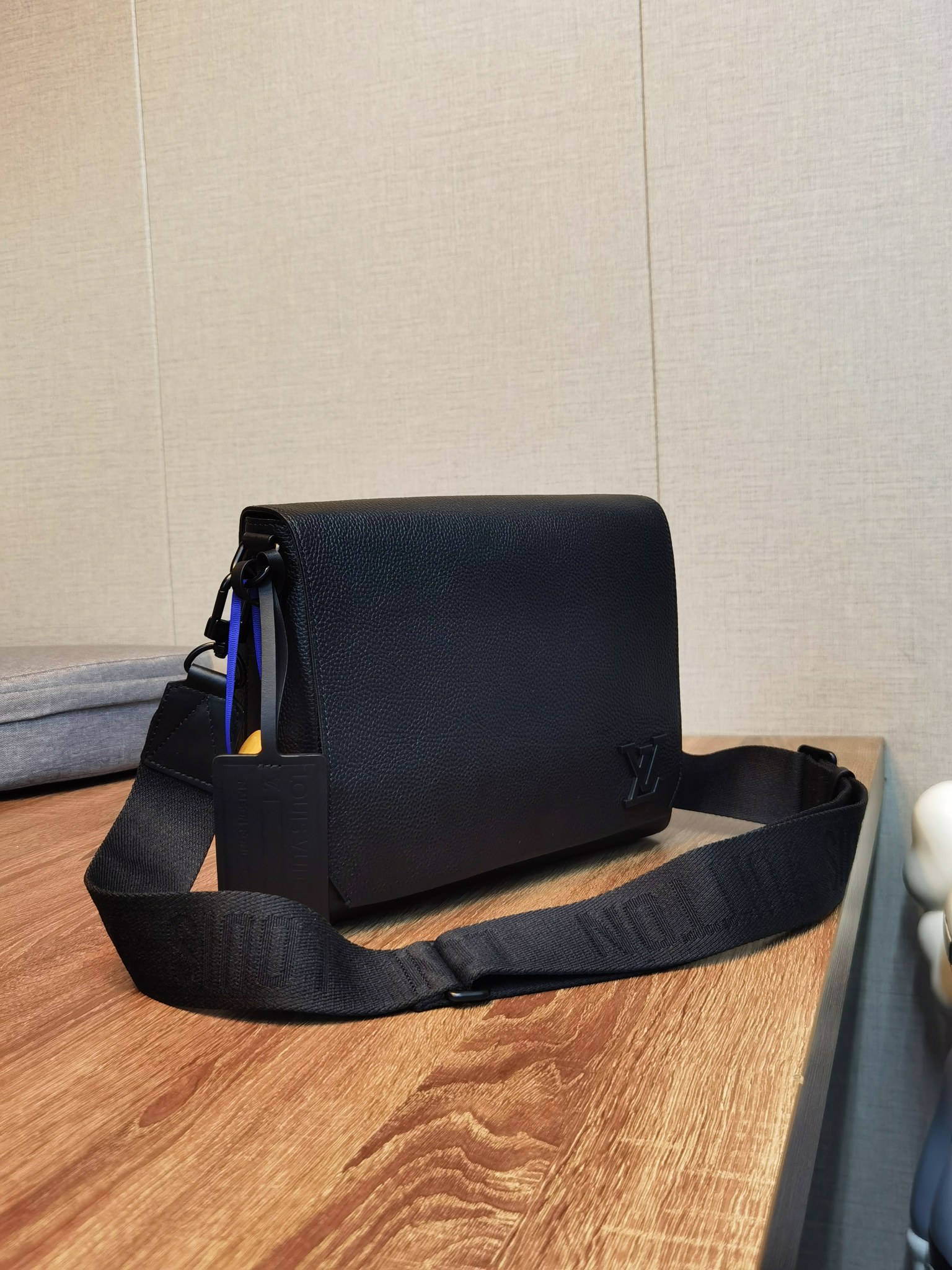 【LOUIS VUITTON】NEW MESSENGER   -28 x 24 x 10 cm