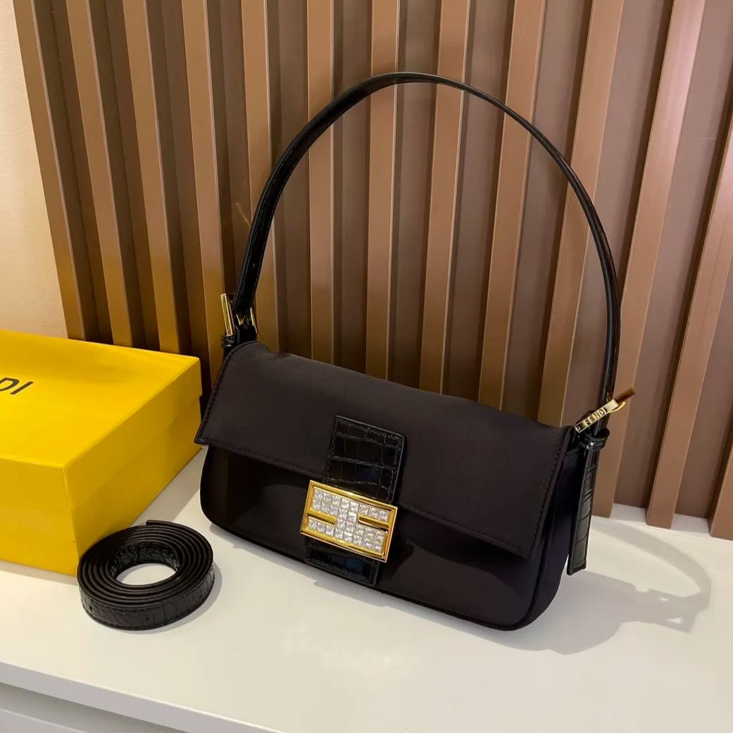【FENDI】サイズ: 26x18x8cm -2色
