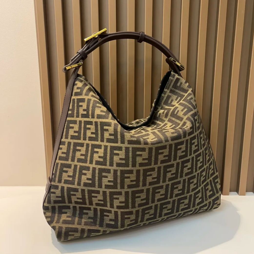 【FENDI】サイズ: 36x33x15cm
