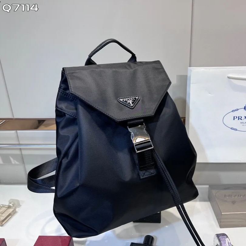【PRADA】 サイズ: 31*33*10CM
