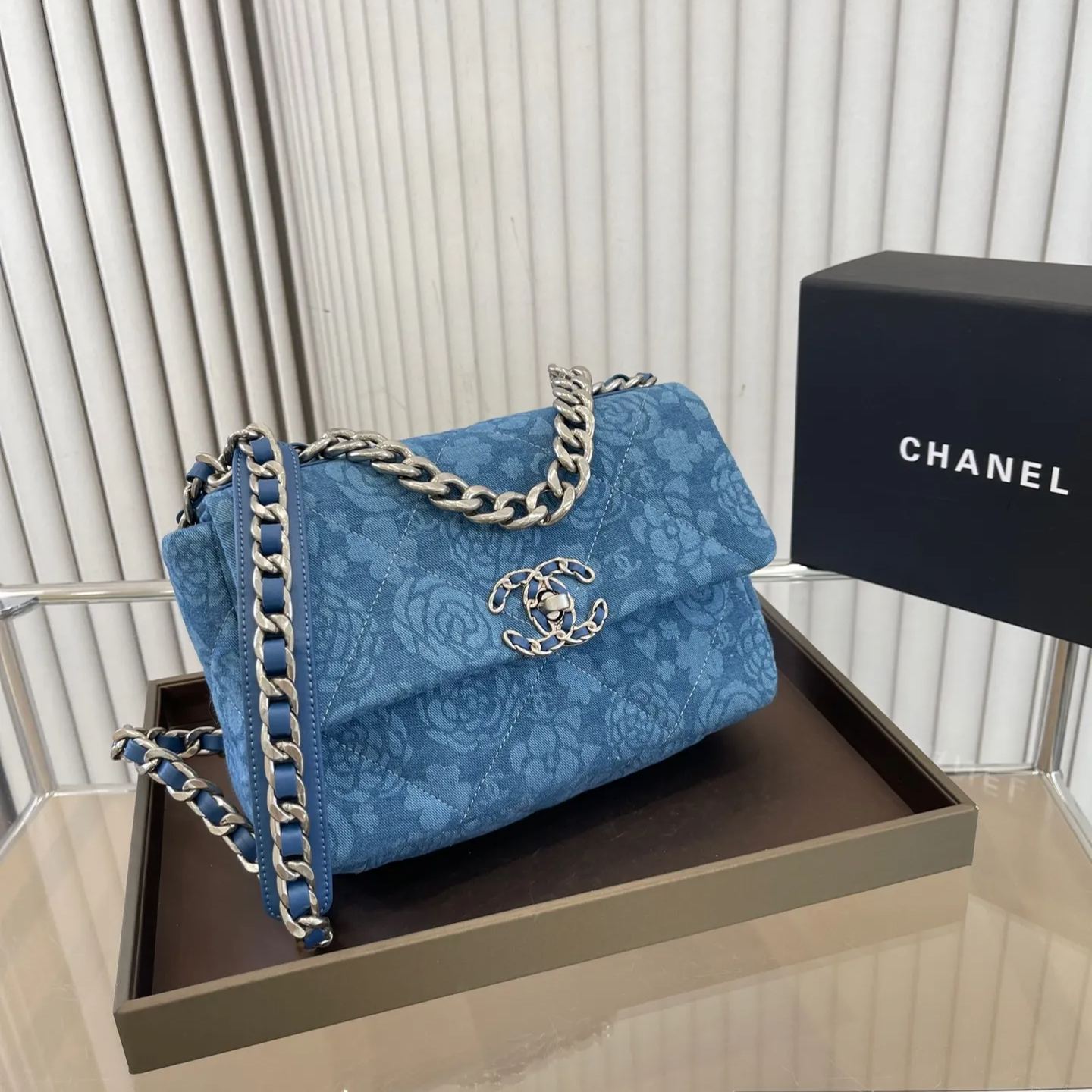 【シャネル】19 bag 24*16*5CM