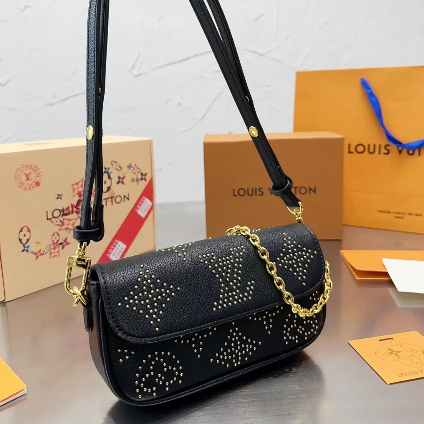 【LOUIS VUITTON】ivv woc 22*10*8cm