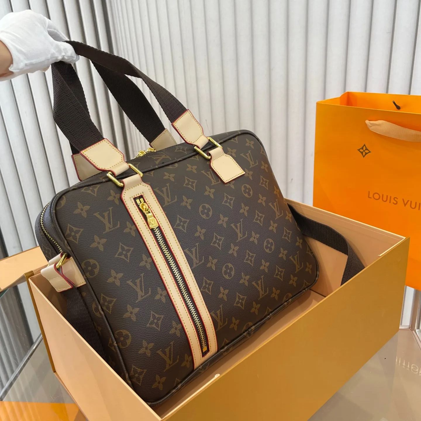【LOUIS VUITTON】33x24x8CM