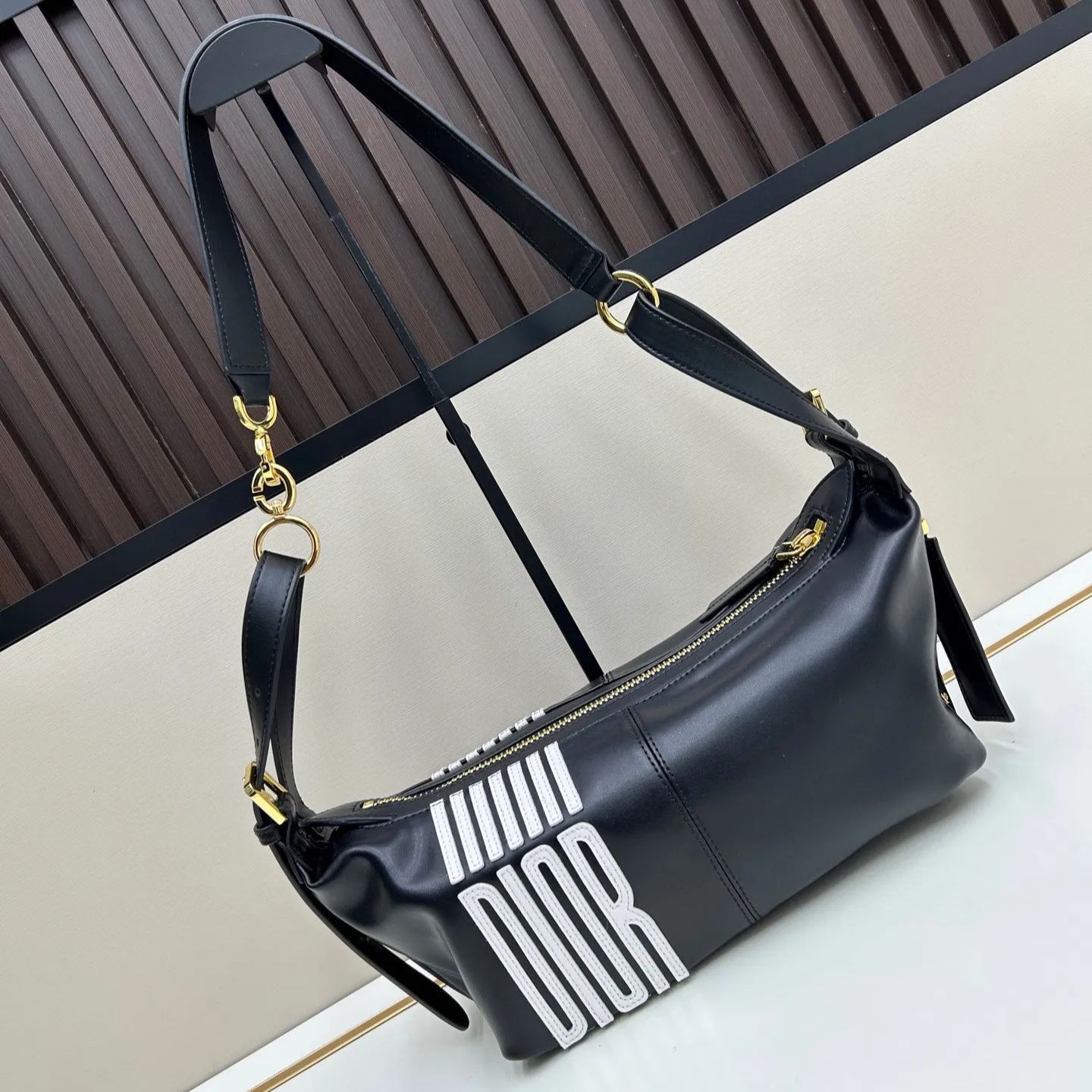 【DIOR】𝑫-𝑱𝒐𝒖𝒓𝒏𝒆𝒚 23*14*16cm