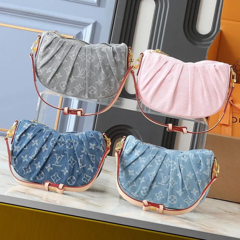 【LOUIS VUITTON】Pochette Valley 21.0 x 15.0 x 7.0cm