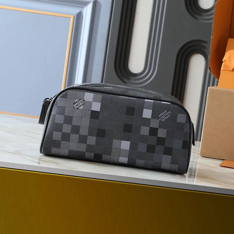 【LOUIS VUITTON】Locker Dopp Kit