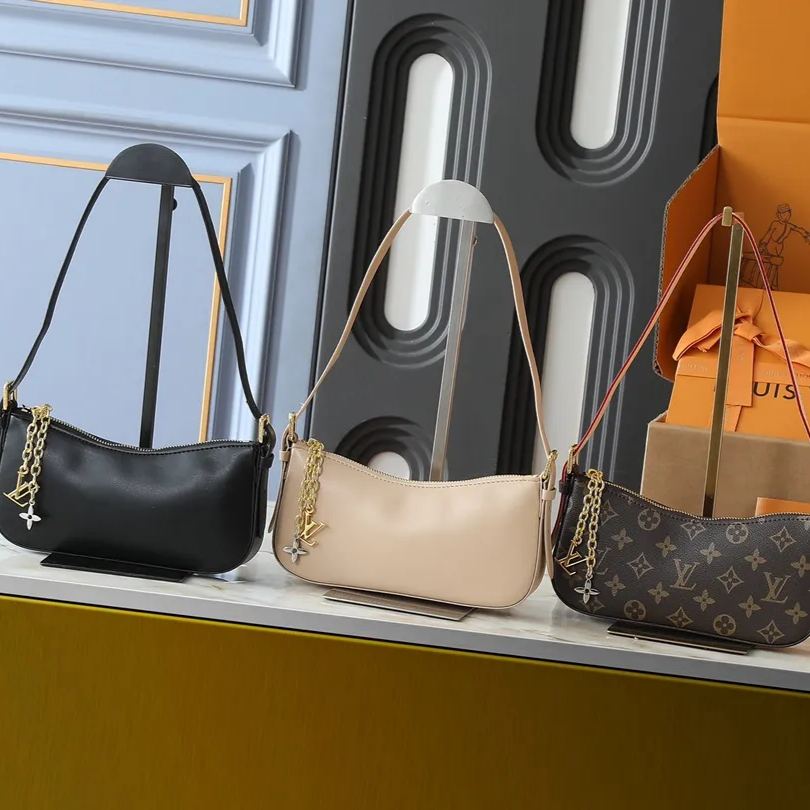 【LOUIS VUITTON】Liv Pochette 23 x 10 x 4 cm