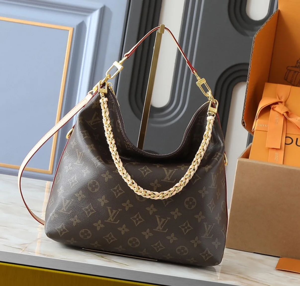 【LOUIS VUITTON】26 x 28  x 9.5 cm