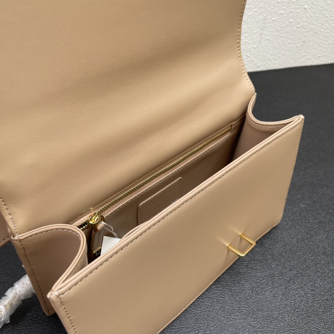 【シャネル】新作人気の斜め掛け cf mini handle 20cm カーフスキン -2色