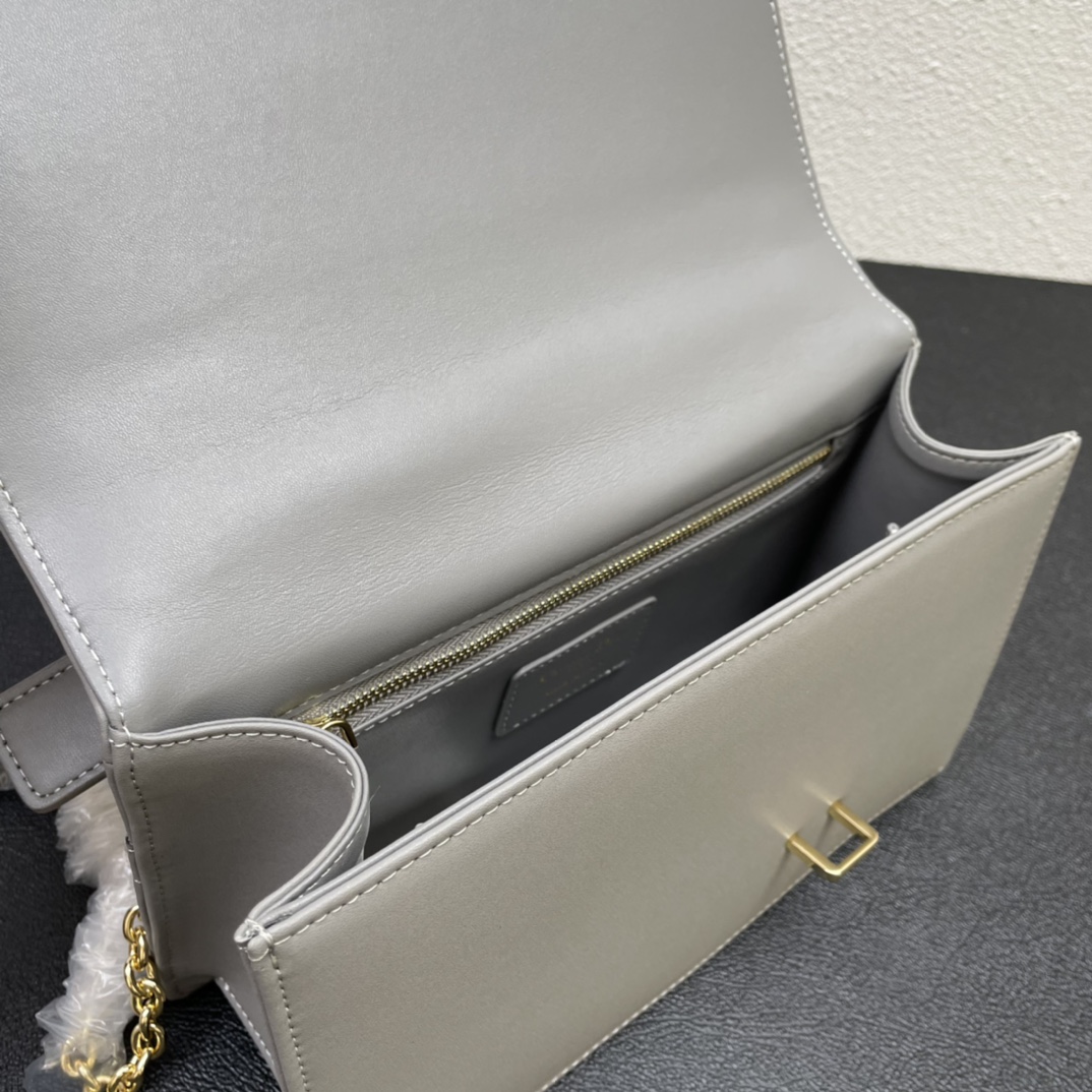 【シャネル】新作人気の斜め掛け cf mini handle 20cm カーフスキン -2色