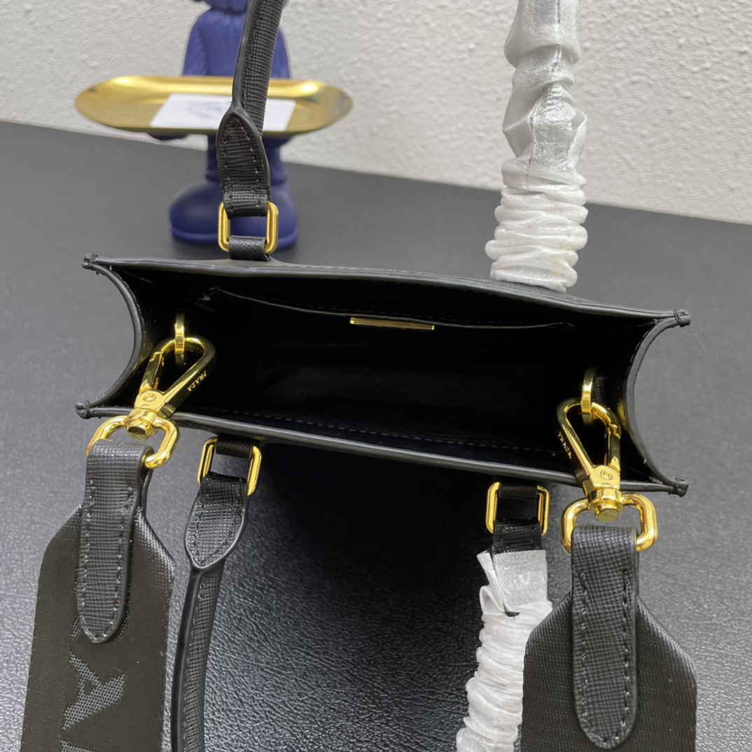 【PRADA】 番号:BA354 サイズ: 22x28x9cm
