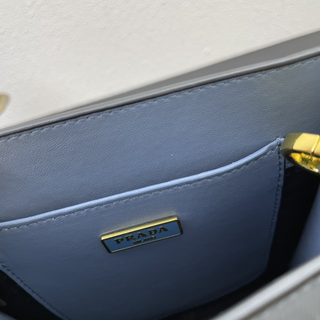 【PRADA】 番号:BA354 サイズ: 22x28x9cm
