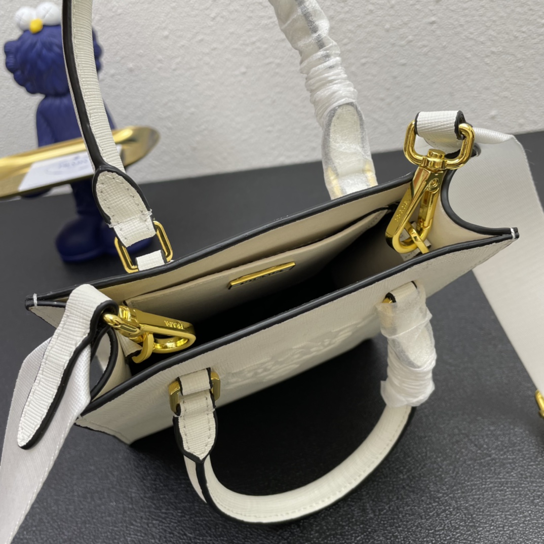 【PRADA】 番号:BA354 サイズ: 22x28x9cm