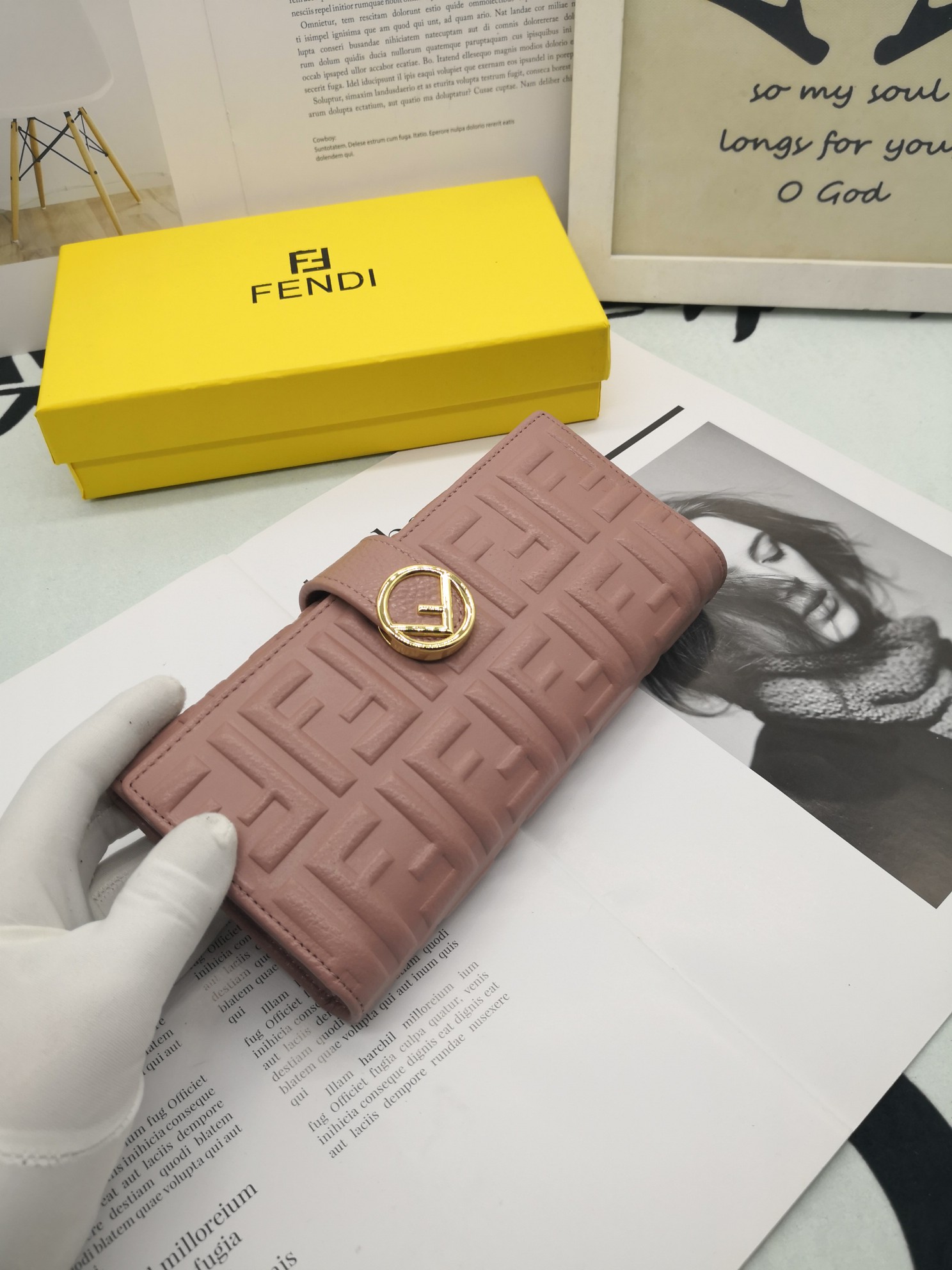 【FENDI】19.5 x 10.0 x 2.5 cm
