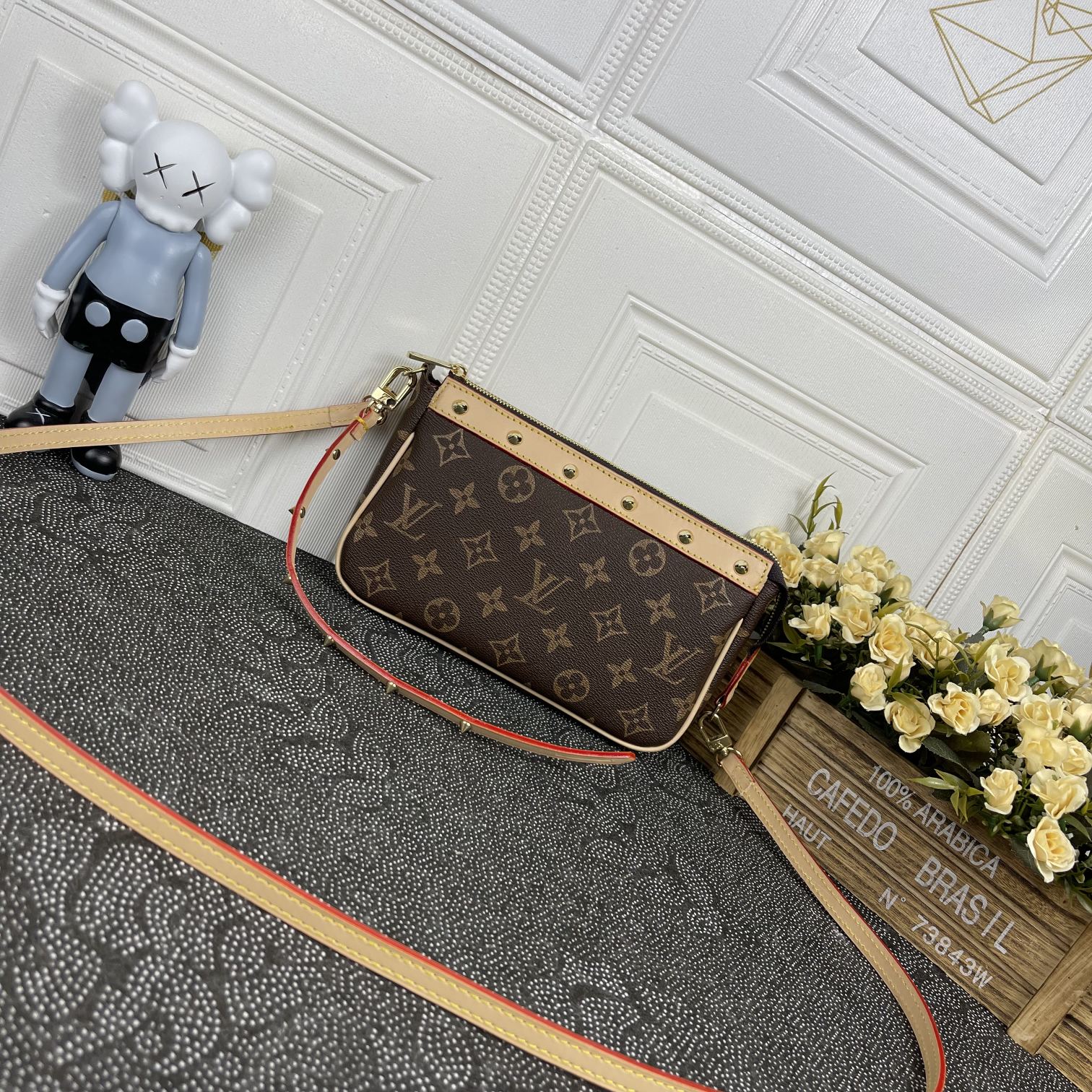 【LOUIS VUITTON】22*13*3cm