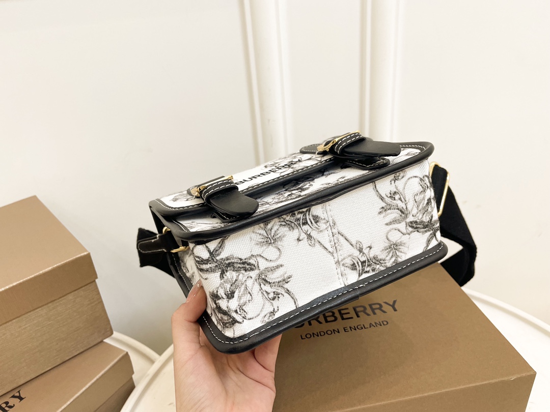 【Burberry】17*15*8CM
