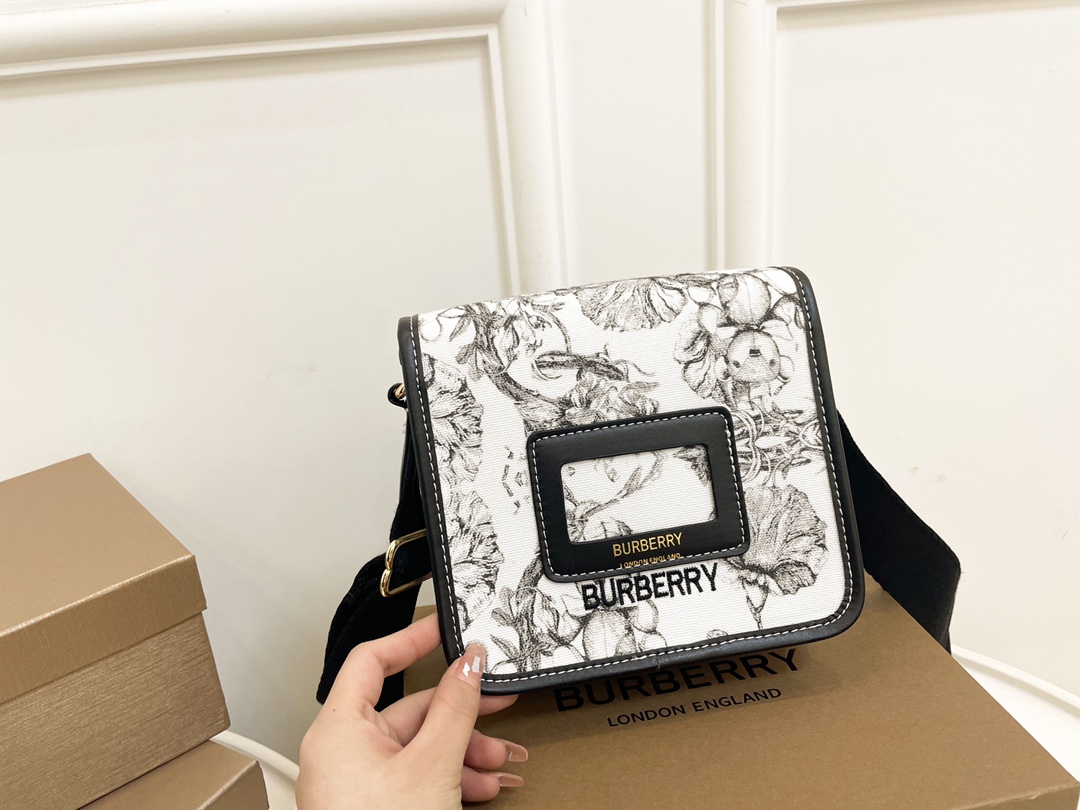 【Burberry】17*15*8CM