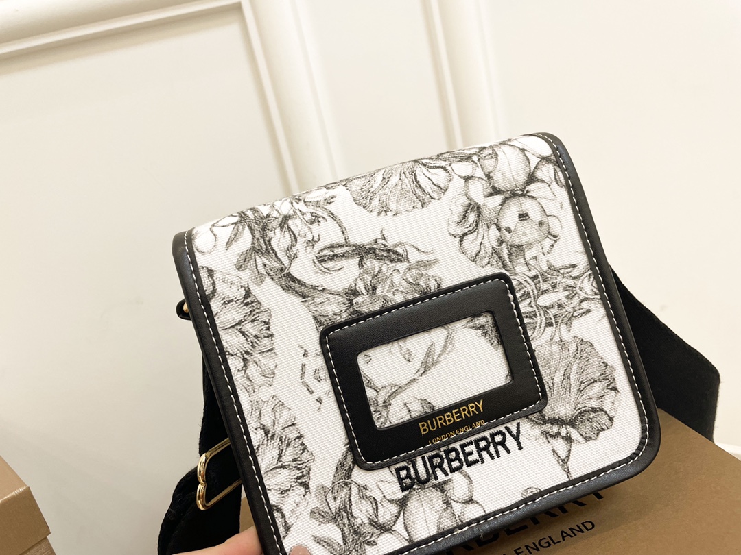 【Burberry】17*15*8CM