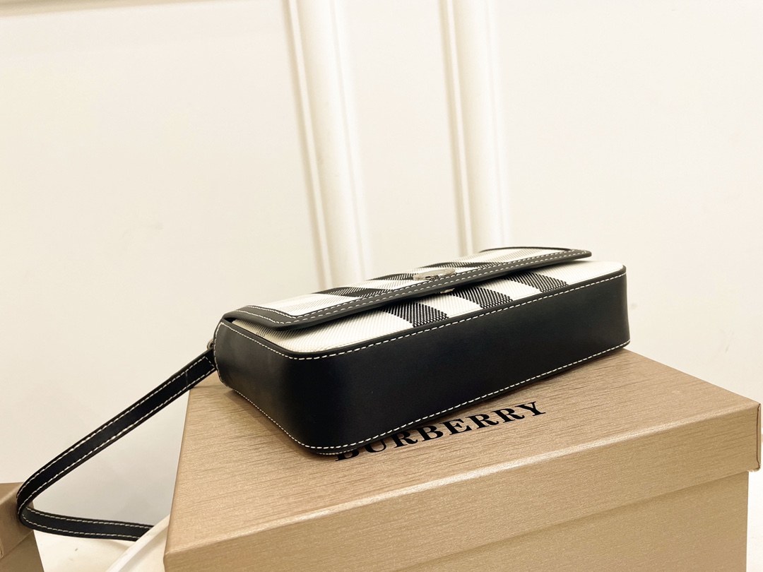 【Burberry】22*13*5CM