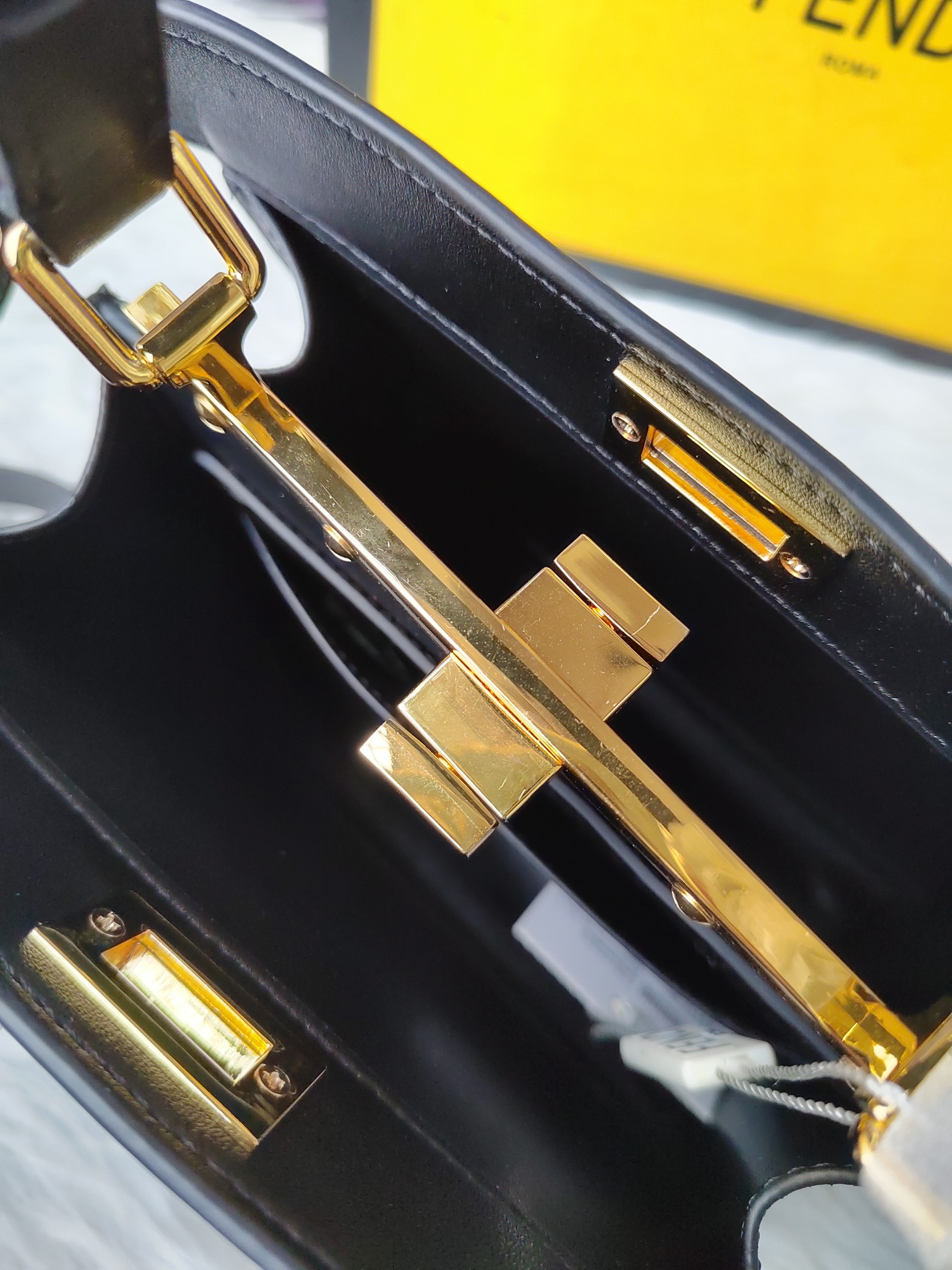 【Fendi】Peekaboo 20-15.5-11cm