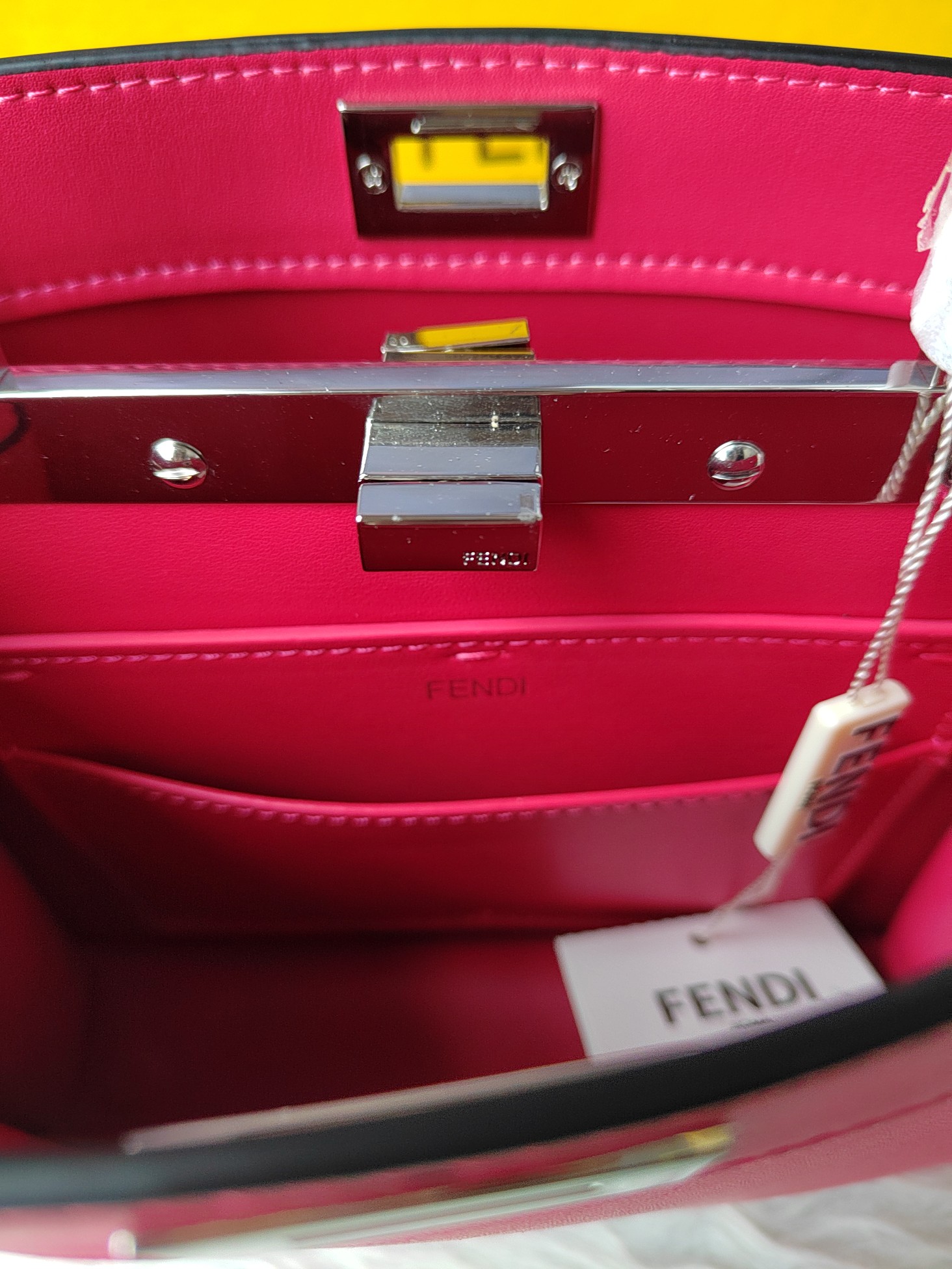 【Fendi】Peekaboo 20-15.5-11cm