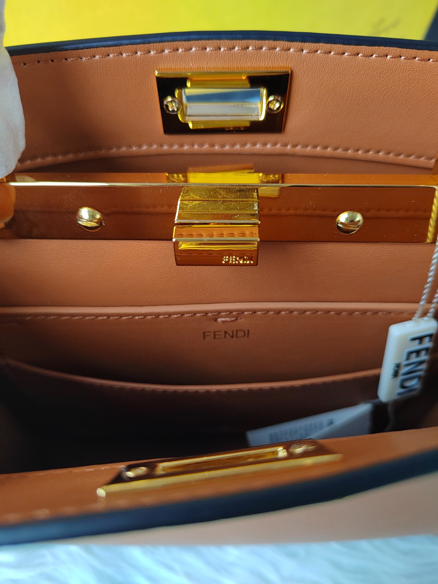 【Fendi】Peekaboo 20-15.5-11cm