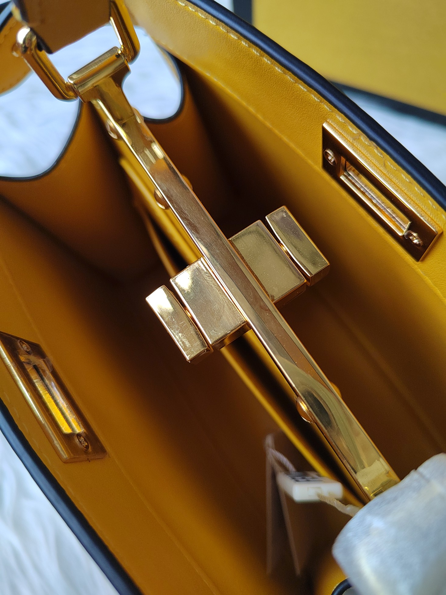 【Fendi】Peekaboo 20-15.5-11cm