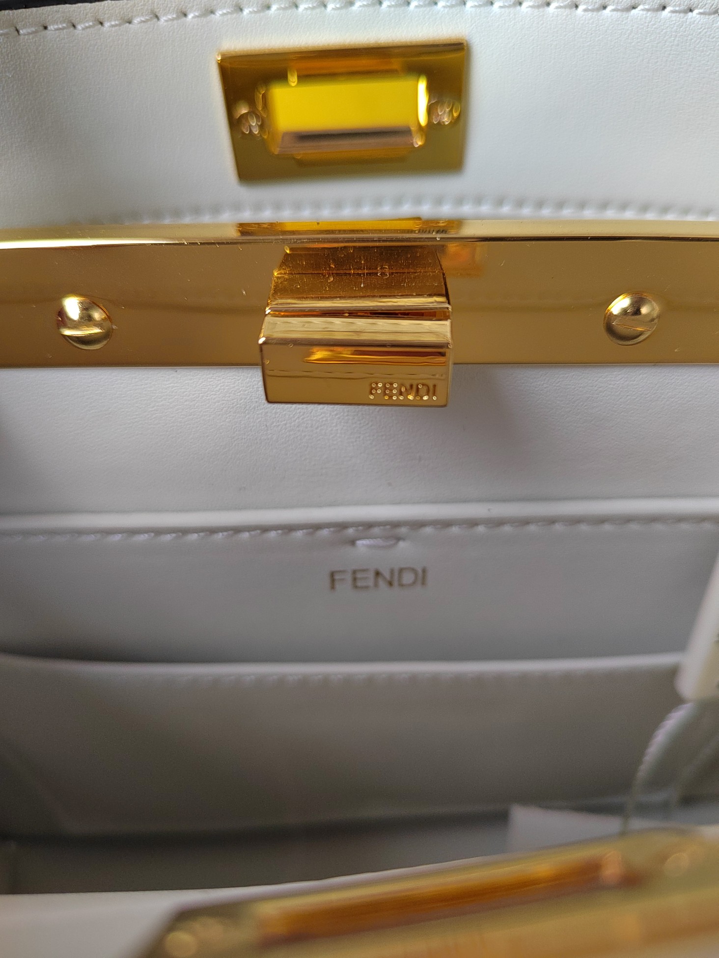 【Fendi】Peekaboo 20-15.5-11cm